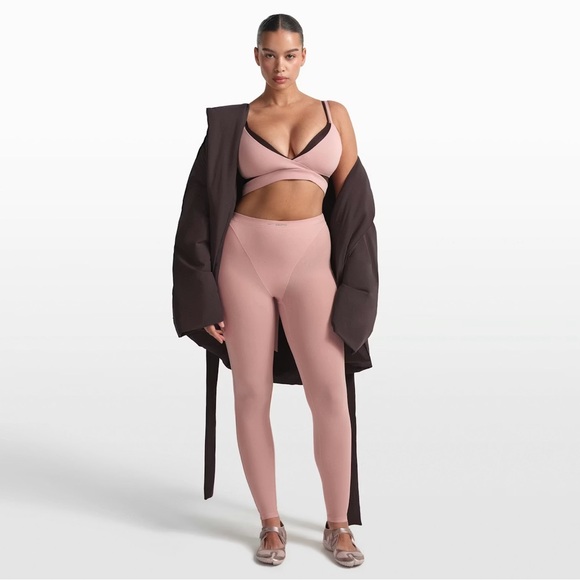 NWOT Nike Skims wrap coat $188 retail
Phoenix Med - Picture 3 of 4